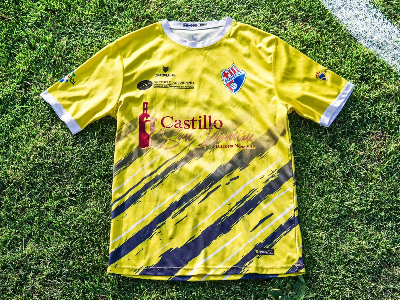 Camiseta de portero amarilla del Barres C.F. sobre el césped
