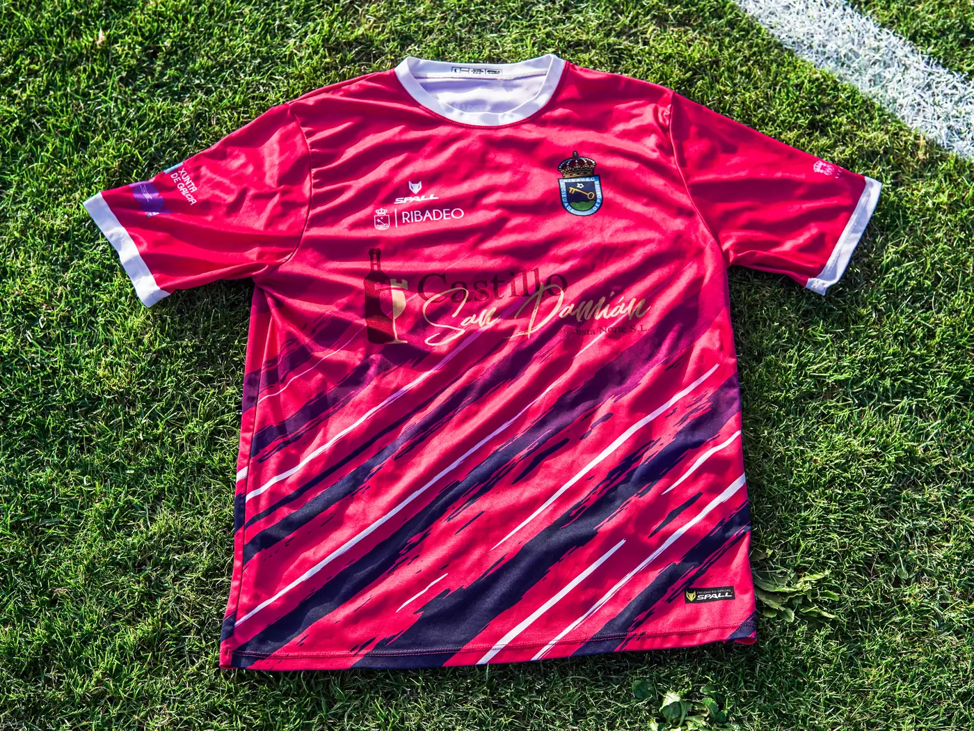 Camiseta de portero rosa de la SD Ribadeo sobre el césped