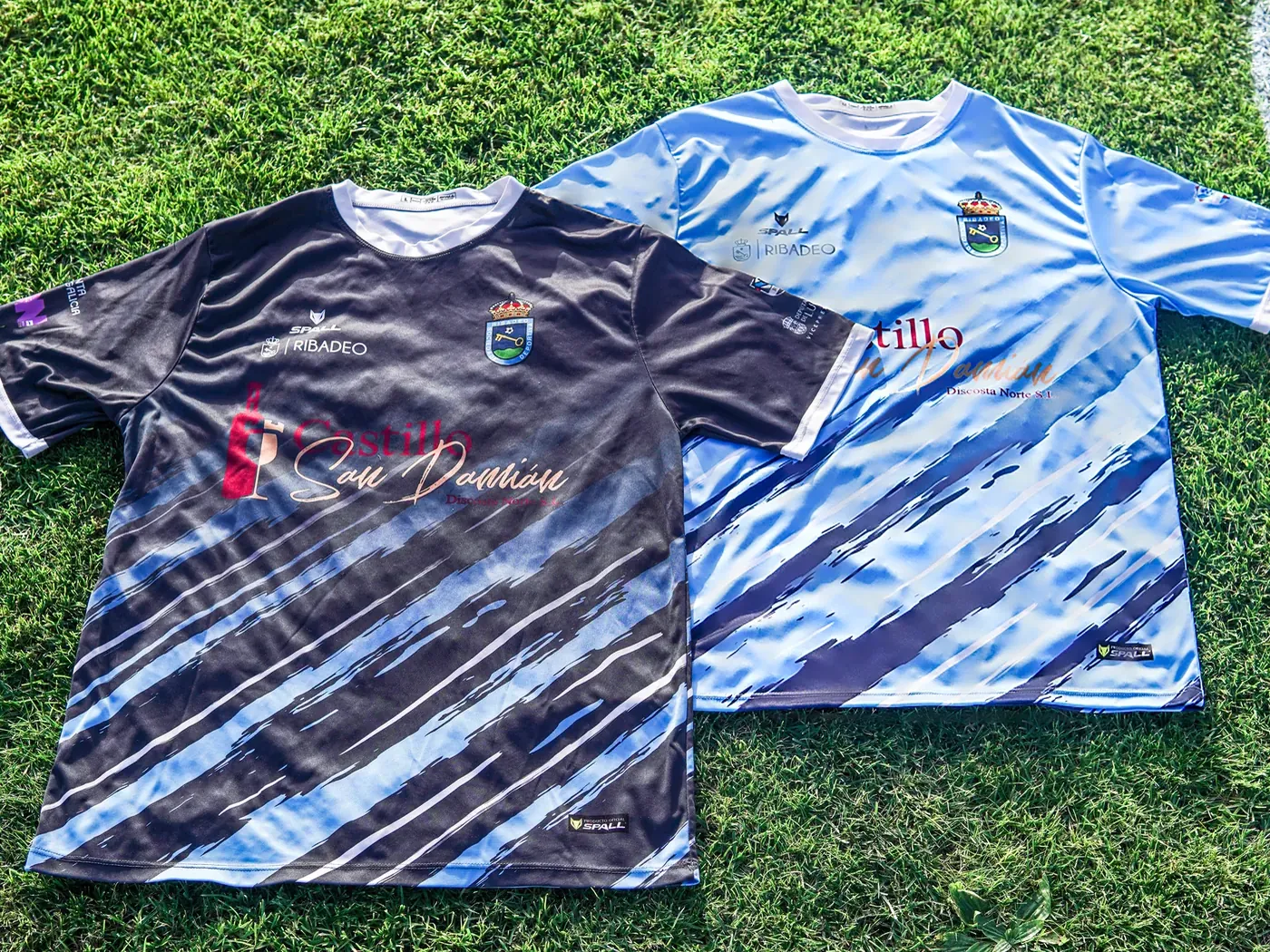 Camisetas azul marino y celeste de la SD Ribadeo sobre el césped